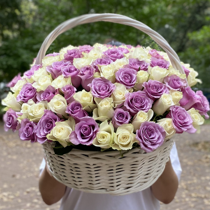 101 белая и сиреневая роза в корзине